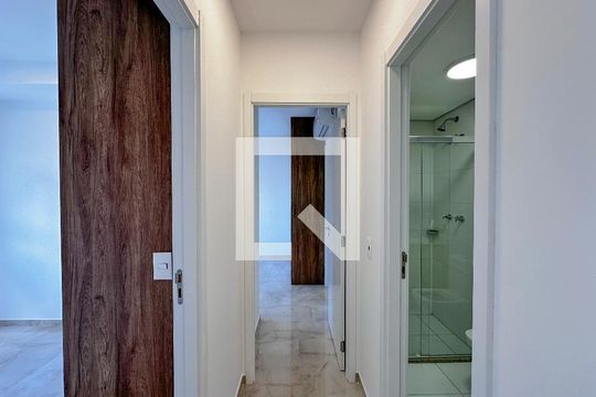Corredor Quartos de apartamento para alugar com 2 quartos, 67m² em Jardim das Acácias, São Paulo