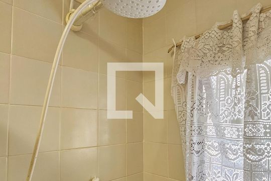 Banheiro de apartamento para alugar com 2 quartos, 96m² em Jardim Las Palmas, Guarujá