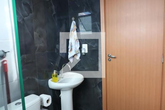 Banheiro de apartamento à venda com 2 quartos, 42m² em Estância Velha, Canoas