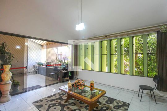 Casa à venda com 5 quartos, 350m² em Vila Carrao, São Paulo