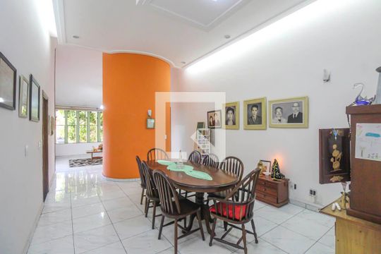 Sala de casa à venda com 5 quartos, 350m² em Vila Carrao, São Paulo