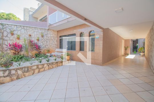 Garagem de casa para alugar com 3 quartos, 240m² em Vila Paulo Silas, São Paulo