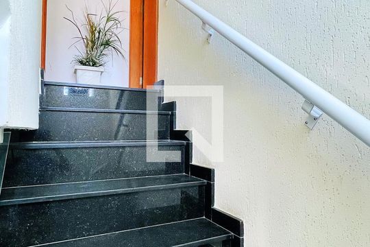 Escada de casa à venda com 2 quartos, 218m² em Vila Trabalhista, Guarulhos