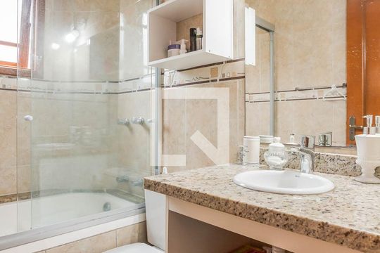 Banheiro da Suíte de casa à venda com 3 quartos, 187m² em Jardim Itu, Porto Alegre