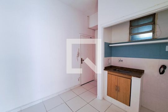 Hall de entrada/Cozinha de apartamento à venda com 1 quarto, 30m² em Copacabana, Rio de Janeiro