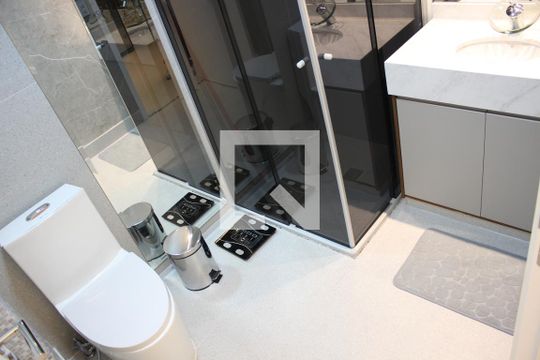 Banheiro de kitnet/studio à venda com 1 quarto, 31m² em Pinheiros, São Paulo
