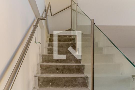 Escada de apartamento à venda com 1 quarto, 70m² em Santa Efigênia, São Paulo