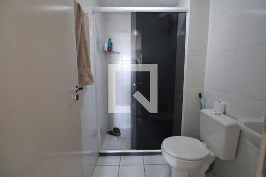 Banheiro de apartamento à venda com 2 quartos, 43m² em Igara, Canoas