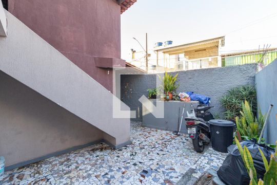 Quintal de casa à venda com 3 quartos, 247m² em Veloso, Osasco