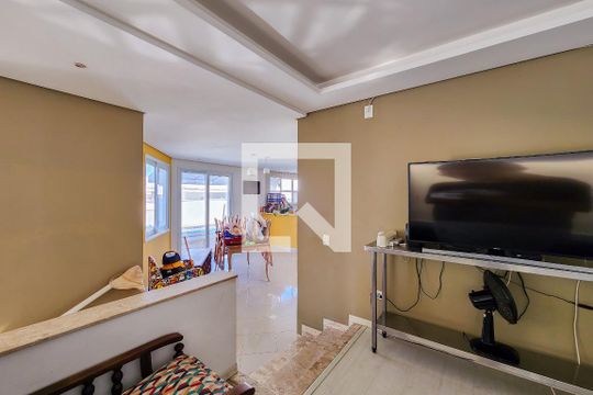 Sala de TV de casa de condomínio para alugar com 3 quartos, 316m² em Vila Zeze, Jacareí