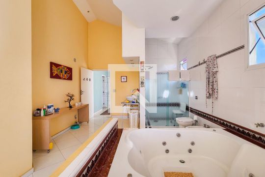 Banheira de casa de condomínio para alugar com 3 quartos, 316m² em Vila Zeze, Jacareí