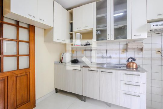 Cozinha de casa de condomínio à venda com 3 quartos, 130m² em Jardim Sabará, Porto Alegre