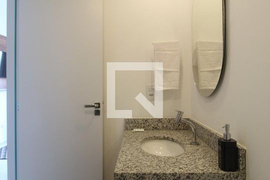 Banheiro de kitnet/studio à venda com 1 quarto, 24m² em Vila Nova Conceição, São Paulo