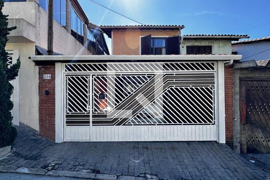 Fachada de casa à venda com 3 quartos, 137m² em Jardim Monte Azul, São Paulo