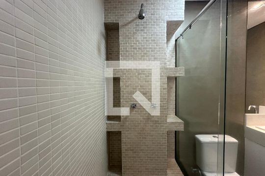 Banheiro da Suíte 2 de apartamento para alugar com 3 quartos, 107m² em Empresarial 18 do Forte, Barueri