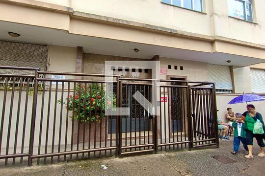 Fachada com cartaz QA de apartamento à venda com 3 quartos, 90m² em Copacabana, Rio de Janeiro
