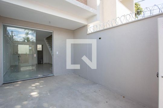 Garagem de casa à venda com 2 quartos, 112m² em Planalto, Belo Horizonte