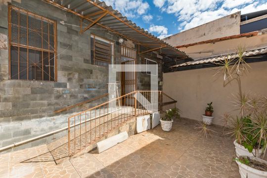 Quintal de casa à venda com 4 quartos, 285m² em Monsenhor Messias, Belo Horizonte