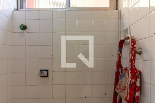 Banheiro de serviço de apartamento para alugar com 2 quartos, 68m² em Vila Anglo Brasileira, São Paulo