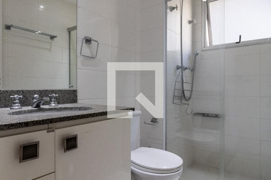 Banheiro do Quarto 2 de apartamento para alugar com 4 quartos, 172m² em Jardim Londrina, São Paulo