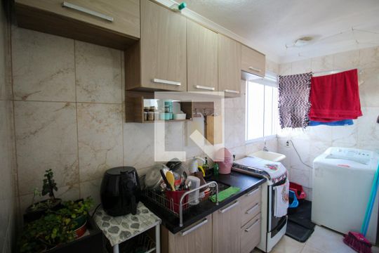 Cozinha de apartamento para alugar com 2 quartos, 50m² em Jardim das Oliveiras, São Paulo