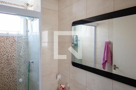 Banheiro de apartamento para alugar com 2 quartos, 50m² em Jardim das Oliveiras, São Paulo