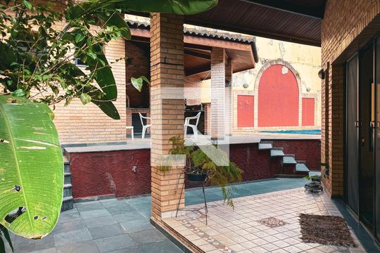Área comum de casa à venda com 3 quartos, 400m² em Caxingui, São Paulo