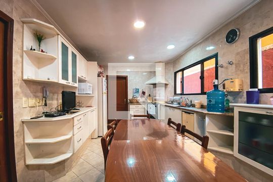 Cozinha de casa à venda com 3 quartos, 400m² em Caxingui, São Paulo