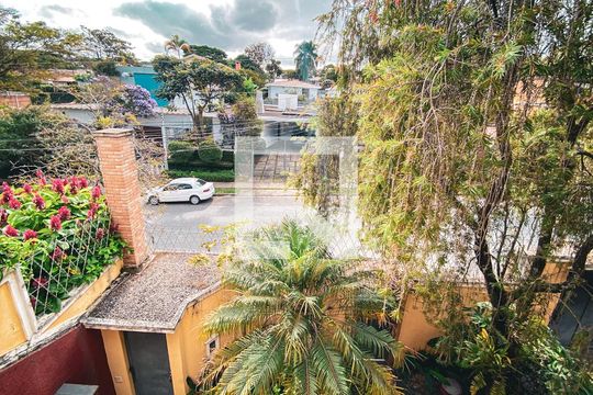 Vista de casa à venda com 3 quartos, 400m² em Caxingui, São Paulo
