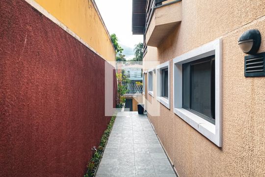 Área comum de casa à venda com 3 quartos, 400m² em Caxingui, São Paulo