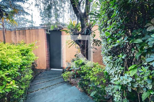 Área comum de casa à venda com 3 quartos, 400m² em Caxingui, São Paulo