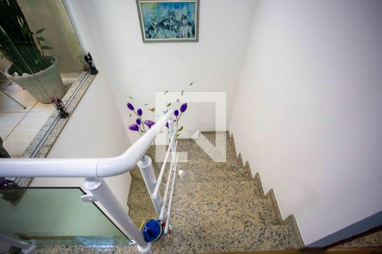 Escada de casa à venda com 3 quartos, 100m² em Centro, Diadema