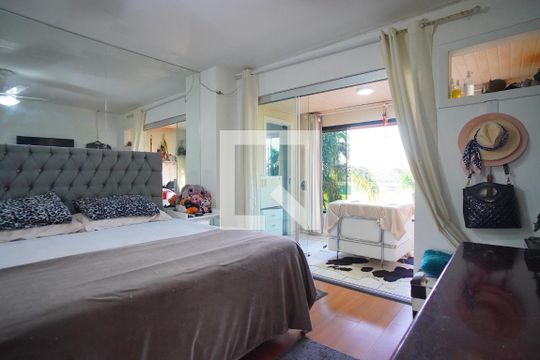 Suíte de casa à venda com 5 quartos, 329m² em Sarandi, Porto Alegre