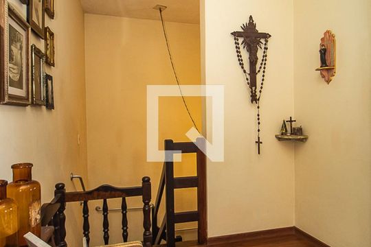 Corredor segundo piso de casa à venda com 4 quartos, 248m² em Ipanema, Porto Alegre