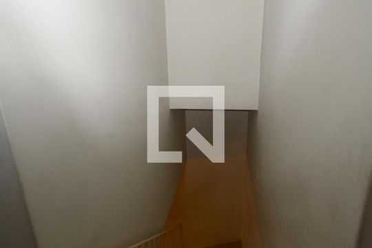Escada de casa à venda com 3 quartos, 201m² em Vila Marari, São Paulo