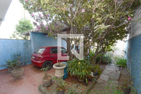 Garagem de casa à venda com 3 quartos, 201m² em Vila Marari, São Paulo