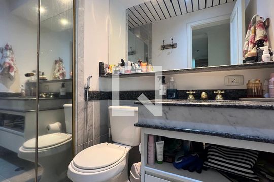 Banheiro de apartamento para alugar com 1 quarto, 45m² em Jardim Paulista, São Paulo
