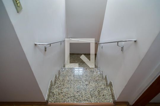 Corredor - Escada de casa à venda com 3 quartos, 160m² em Conjunto Residencial Jardim Canaa, São Paulo
