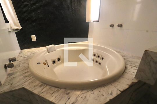 Banheiro 1 de apartamento para alugar com 4 quartos, 242m² em Setor Bueno, Goiânia