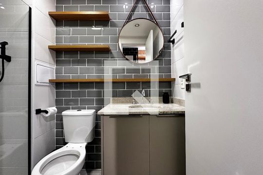 Banheiro de kitnet/studio para alugar com 0 quarto, 25m² em Jardim das Acácias, São Paulo