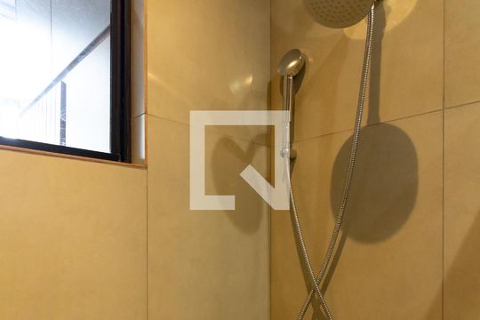 Detalhe do banheiro social de apartamento à venda com 1 quarto, 48m² em Lagoa, Rio de Janeiro