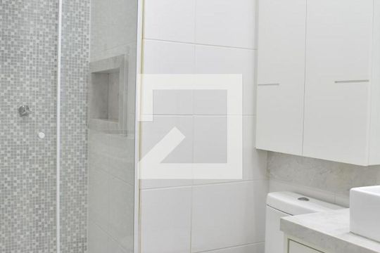 Banheiro de kitnet/studio para alugar com 1 quarto, 33m² em Centro, Curitiba