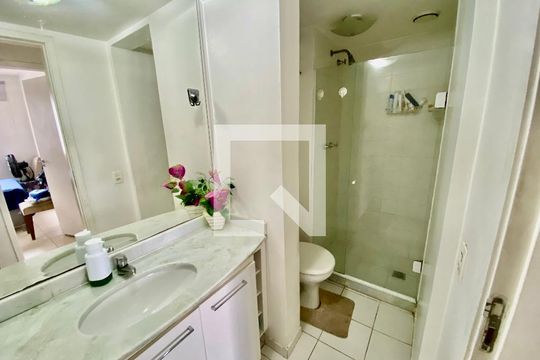Banheiro de apartamento à venda com 2 quartos, 60m² em Del Castilho, Rio de Janeiro