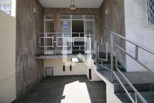 Garagem de casa à venda com 3 quartos, 220m² em Brás de Pina, Rio de Janeiro