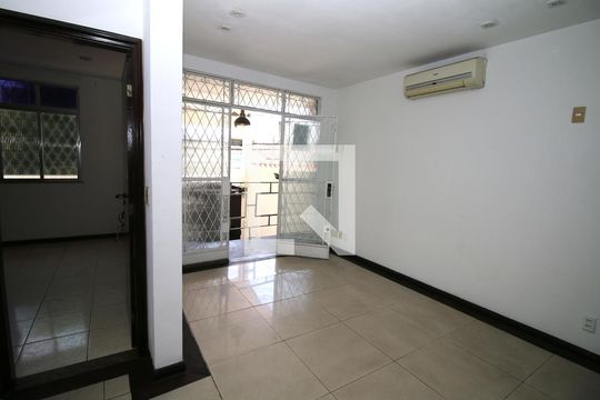 Sala de casa à venda com 3 quartos, 220m² em Brás de Pina, Rio de Janeiro