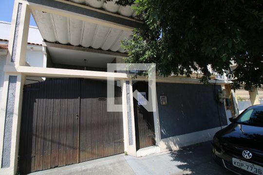 Fachada da casa de casa à venda com 3 quartos, 220m² em Brás de Pina, Rio de Janeiro