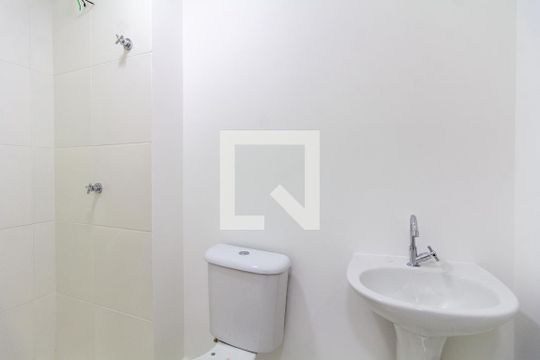 Banheiro de apartamento à venda com 2 quartos, 48m² em Ayrosa, Osasco