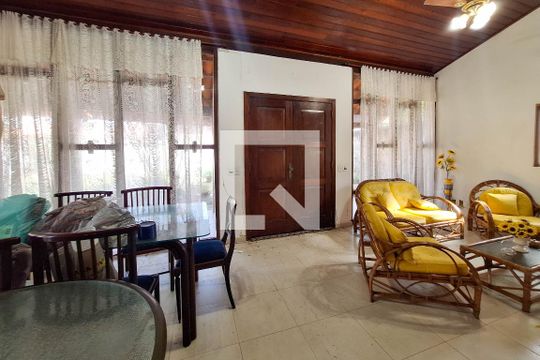 Sala de casa à venda com 6 quartos, 720m² em Piratininga, Niterói