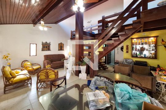 Sala de casa à venda com 6 quartos, 720m² em Piratininga, Niterói