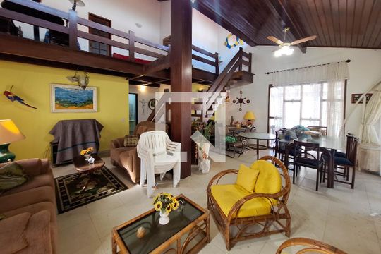 Sala de casa à venda com 6 quartos, 720m² em Piratininga, Niterói
